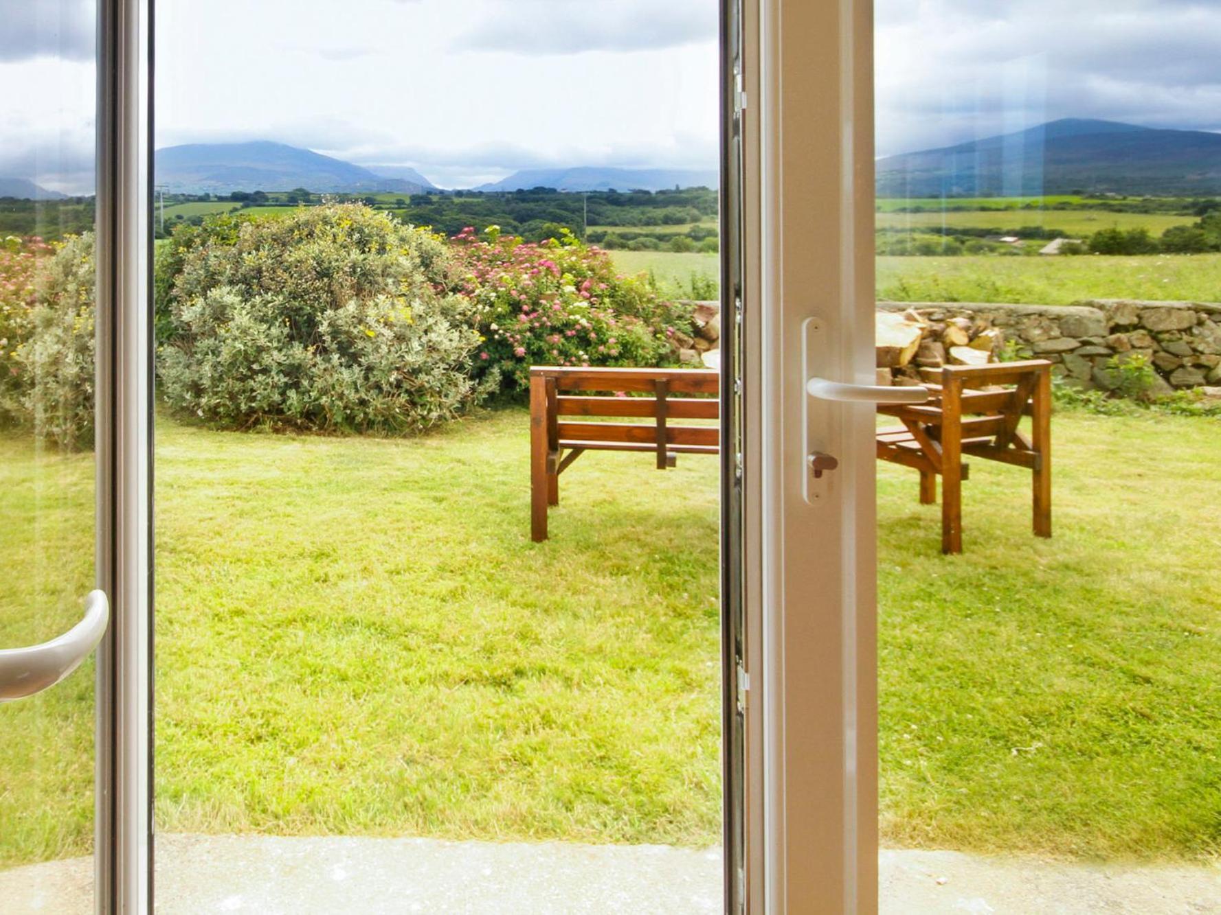 Coed Bolyn Lodge Llanddeiniolen Exteriör bild